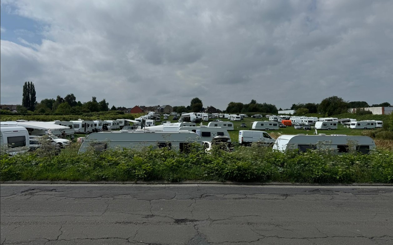 La Louvière : des gens du voyage occupent un terrain privé loué par un fermier