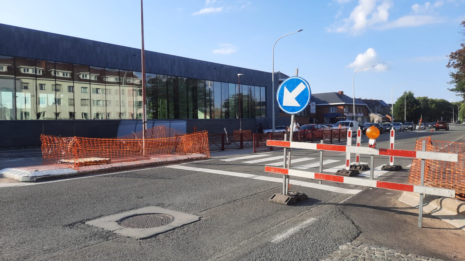 Soignies : non, le feu rouge devant la piscine n’est pas supprimé