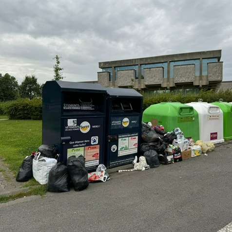 La Louvière : retrait des conteneurs à textiles