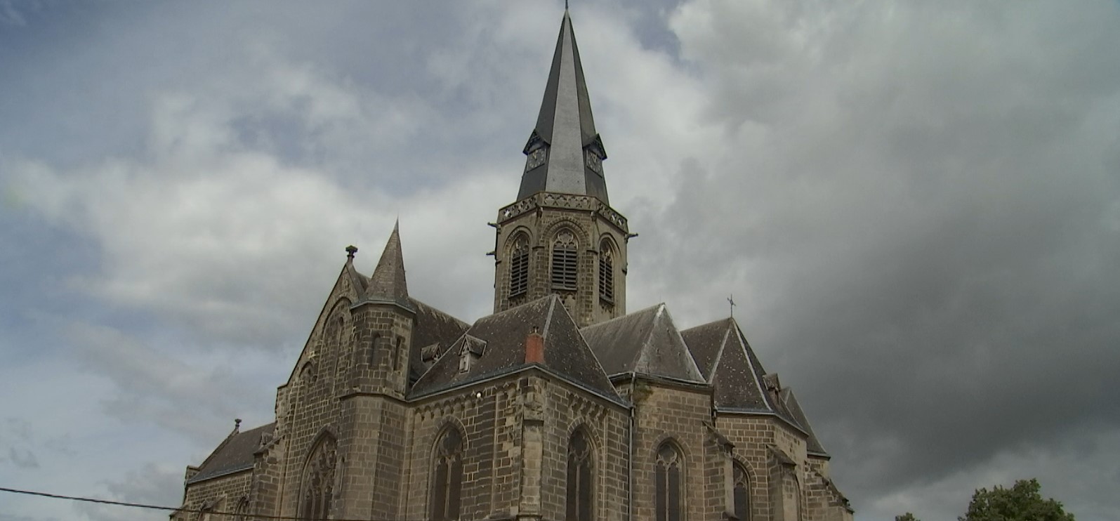 Le Roeulx : début du chantier de rénovation des façades de l'église Saint-Nicolas