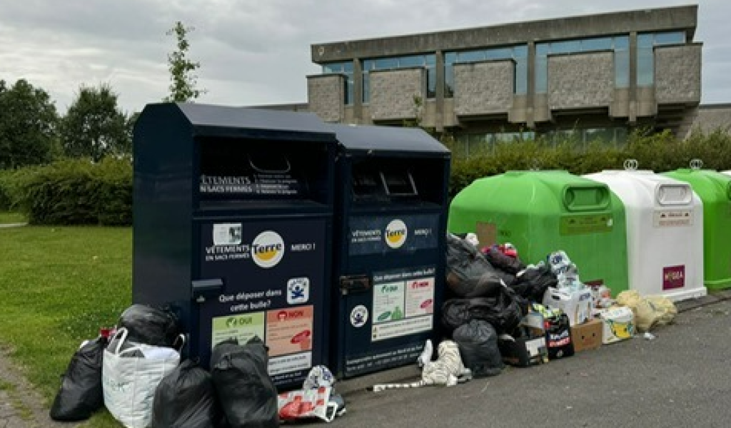 La Louvière : retrait des conteneurs à textiles