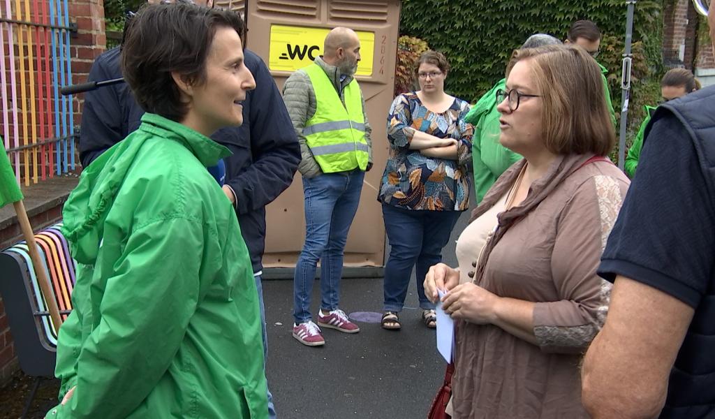 Estinnes : Action de la CSC devant l'école libre Saint-Joseph