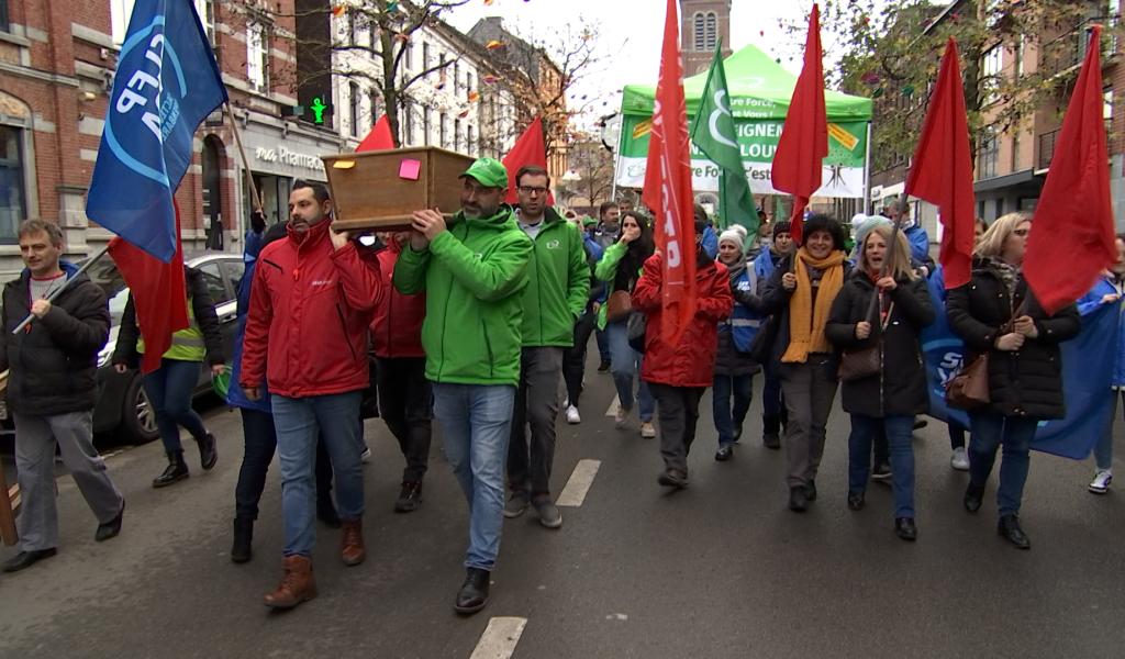 Enseignement : un cortège funèbre en front commun syndical