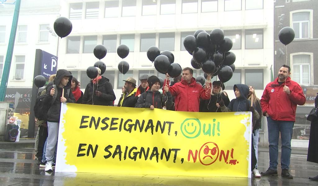 La Louvière : des ballons noirs pour un avenir sombre