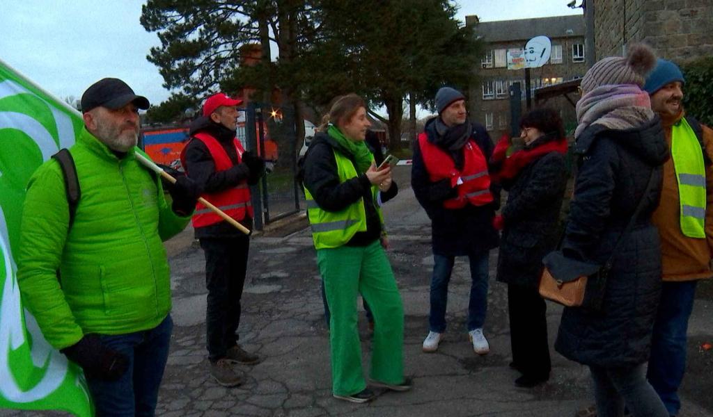 Binche : les enseignants devant les écoles primaires et secondaires