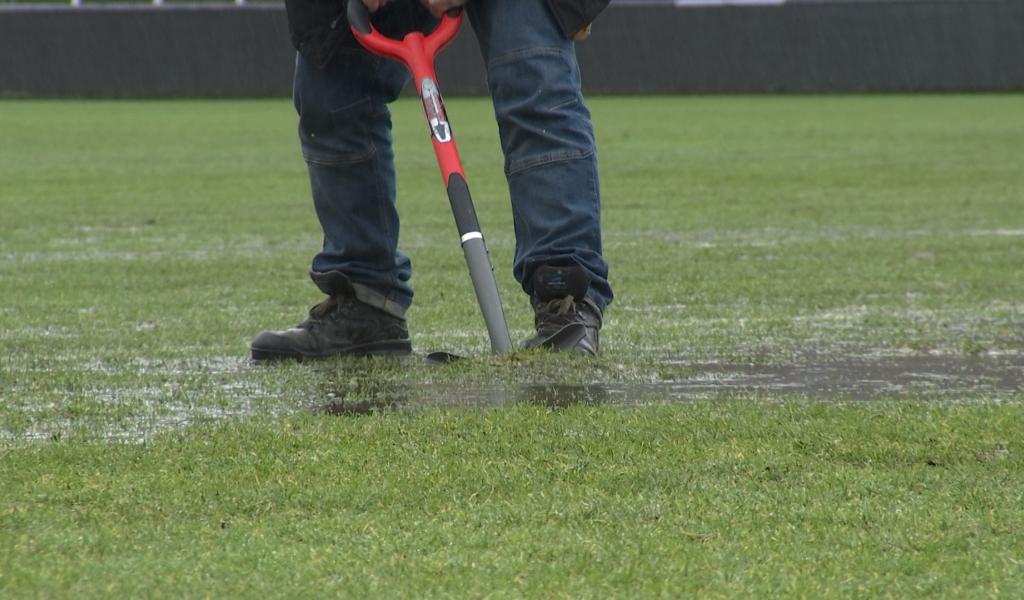 Football: le terrain du Tivoli dans un piteux état