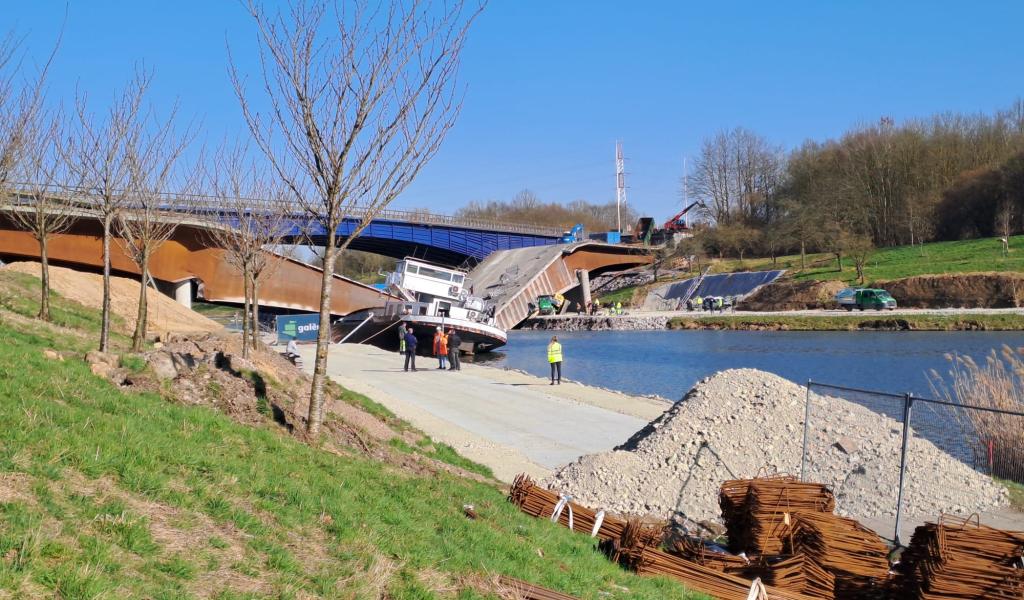 La Louvière : un décès et deux blessés suite à l'effondrement du pont de l'E42 surplombant le canal