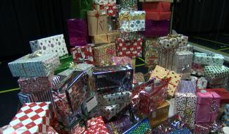 Solidarité : dépôt de cadeaux au Centre Indigo