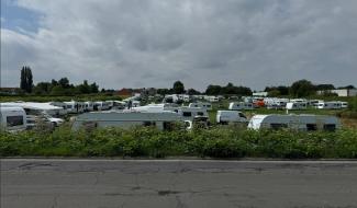 La Louvière : des gens du voyage occupent un terrain privé loué par un fermier