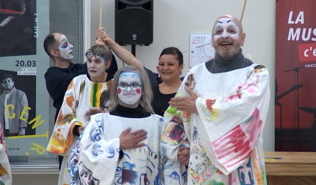 La Louvière : Défilé des Ateliers du 94 dans le Hall du Théâtre