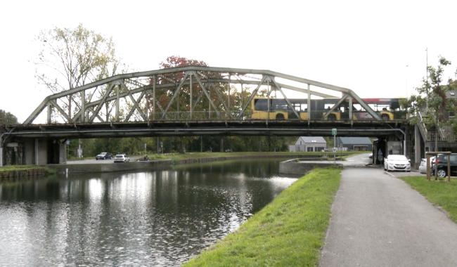 Pont Capitte : acheminement d’une grue de 500 tonnes pour le placement du pont provisoire