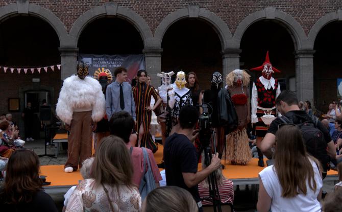 Binche : défilé des créations de l'exposition "L'en Vert du Gille"